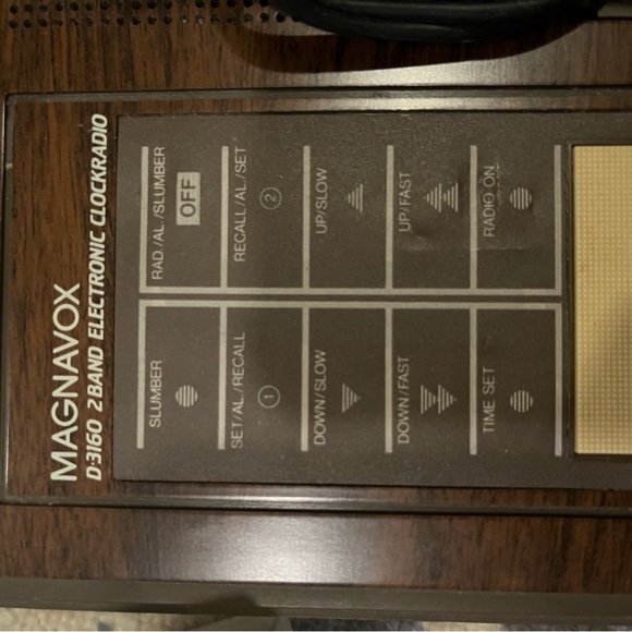 Vintage Magnavox AM/ FM Radio Alarm Clock - Picture 8 of 9